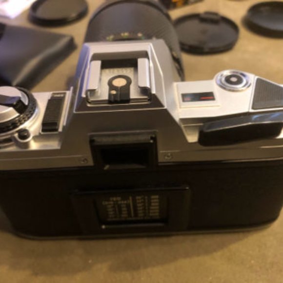 Minolta X-370 (35mm) SLR Film Camera w/ Case & 5-Lens Filters - Picture 5 of 8